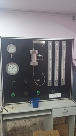 Permeameter instrument for fluid flow analysis in rocks